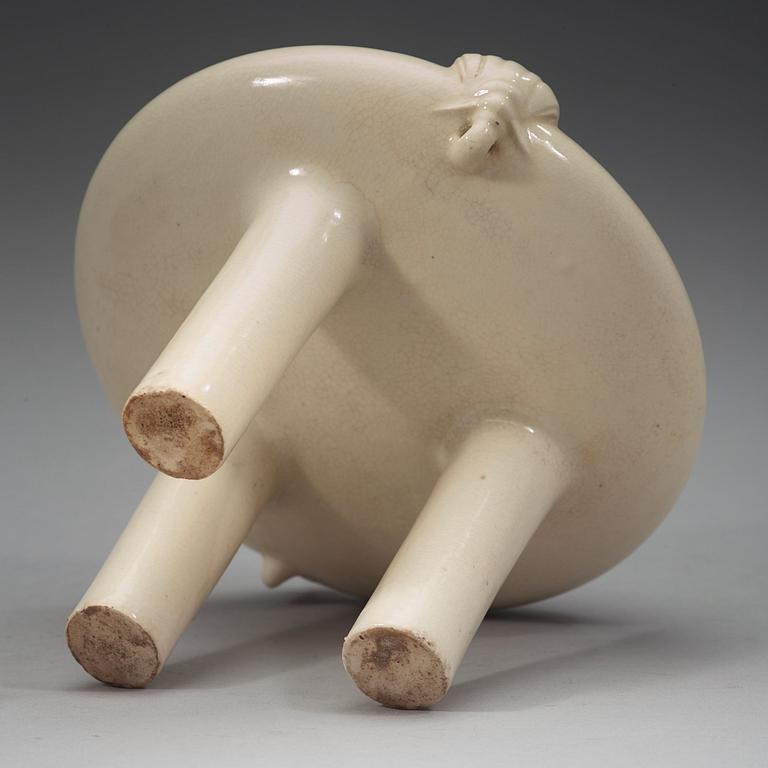 A white glazed tripod censer, late Qing dynasty (1644-1912).