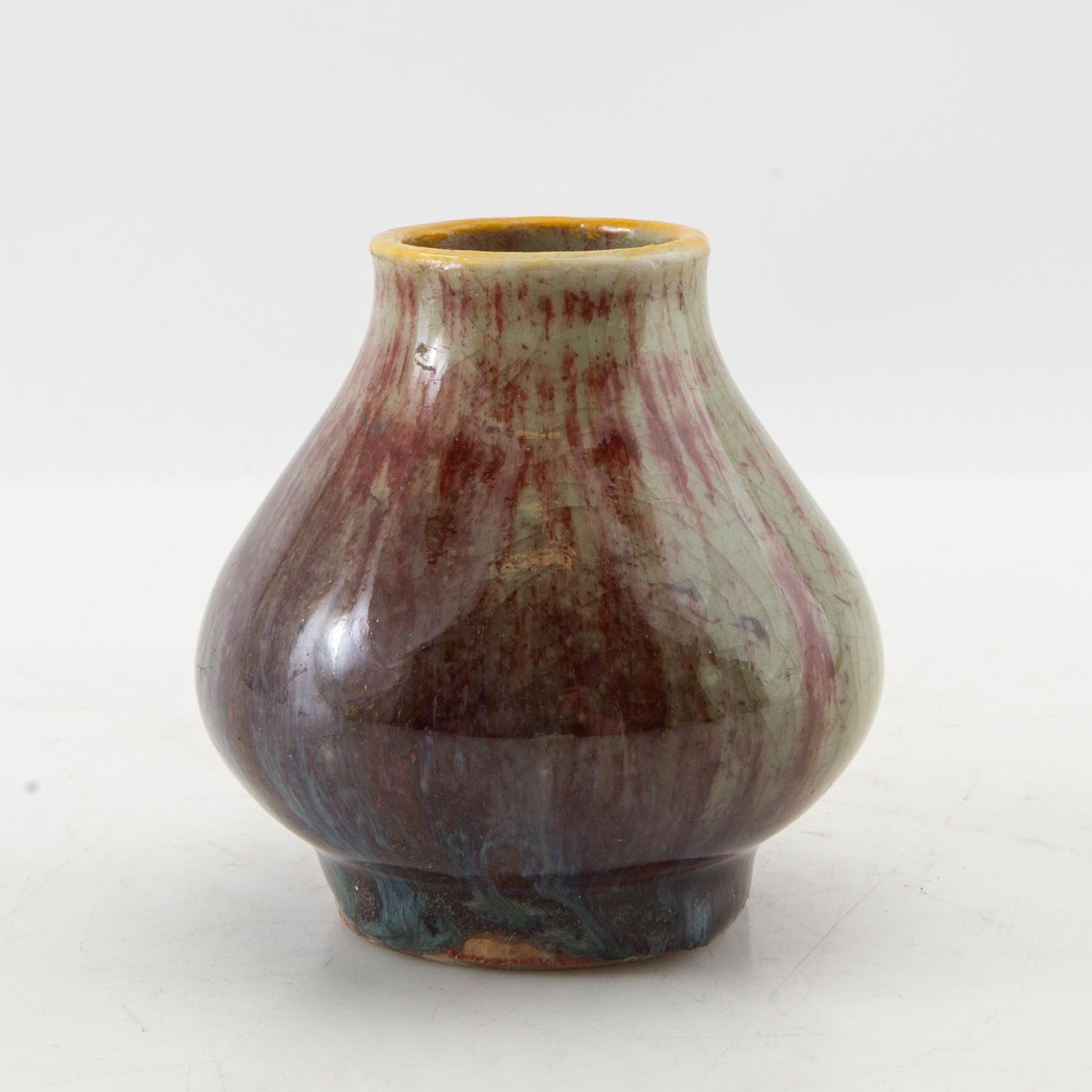 A Chinese vase, 20th century.