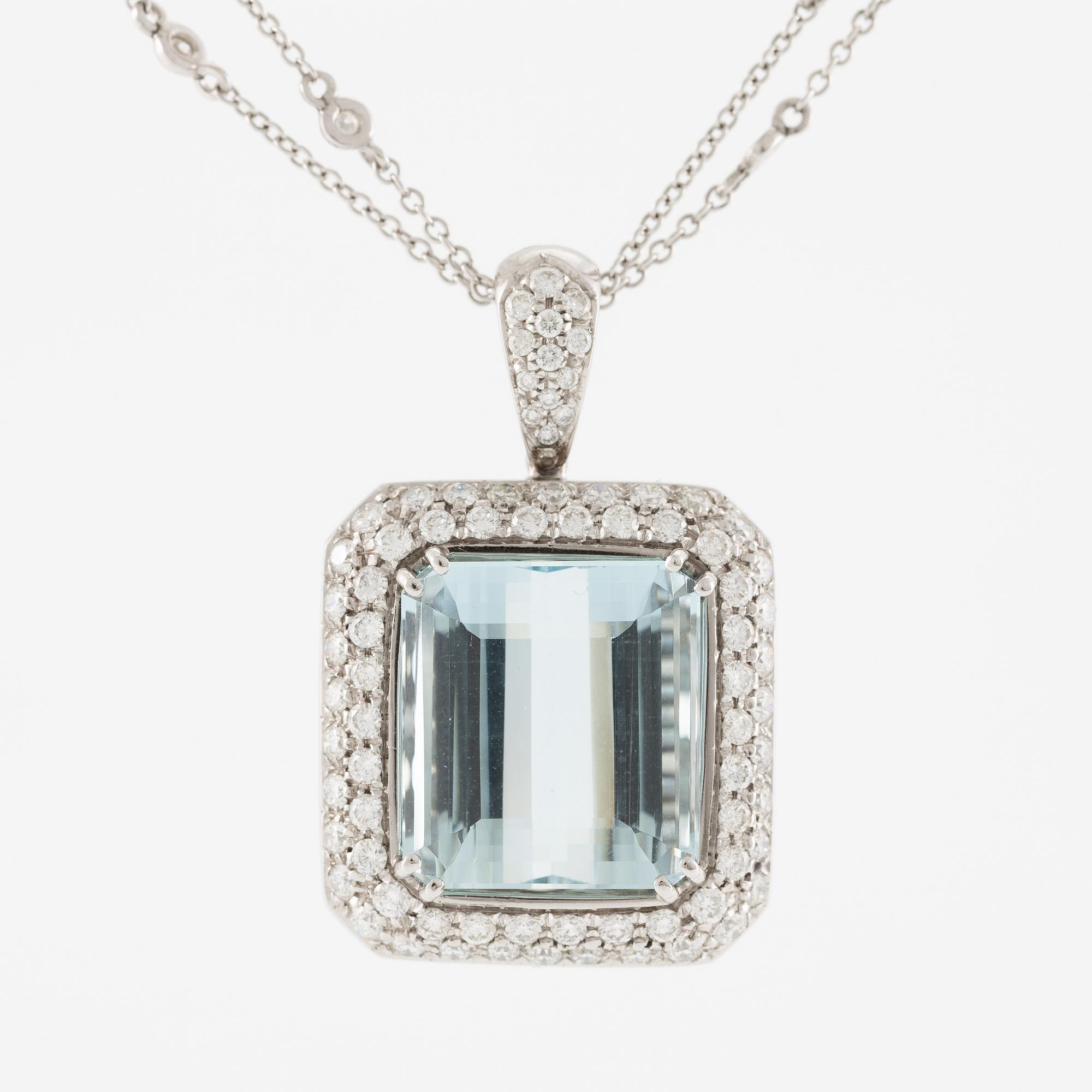 Hänge med kedja 18K vitguld med en trappslipad akvamarin och runda briljantslipade diamanter.