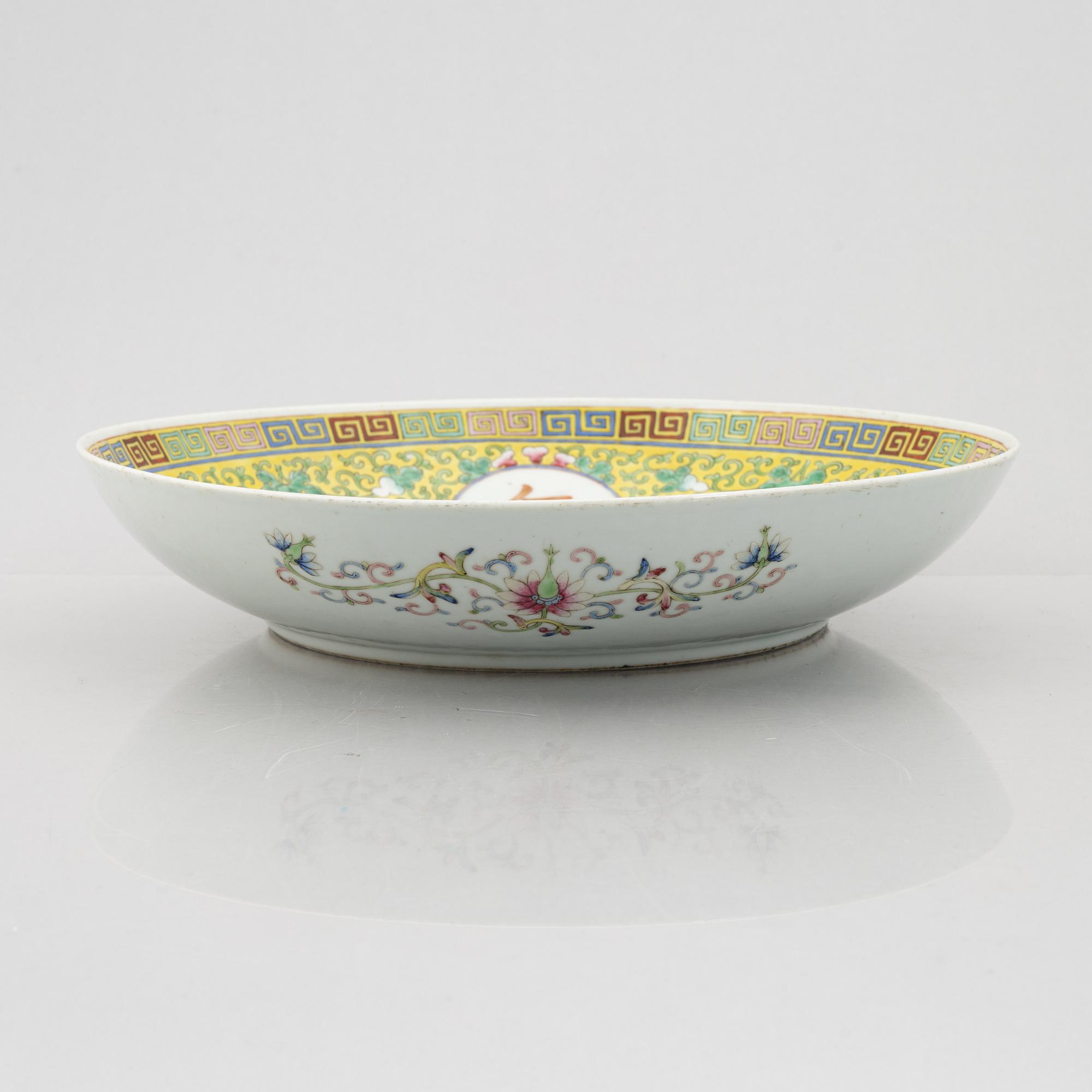 A large Chinese porcelain enamelled dish, late Qing dynsaty / Republic.