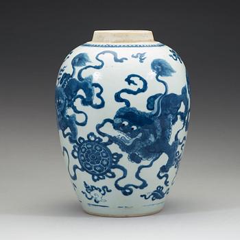 A large blue and white jar, Qing dynasty, 19th century.