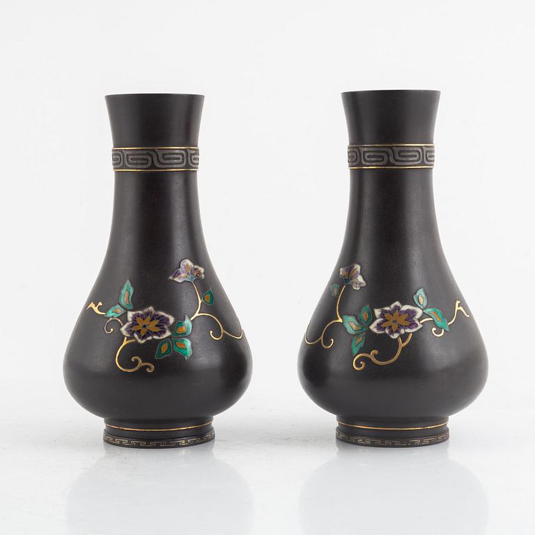 A pair of bronze vases with enamel decoration, first part of the 20th century.