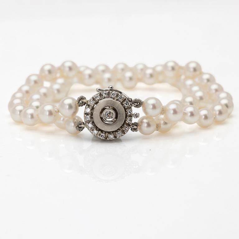 Cultured pearl bracelet in 18K white gold with diamonds.