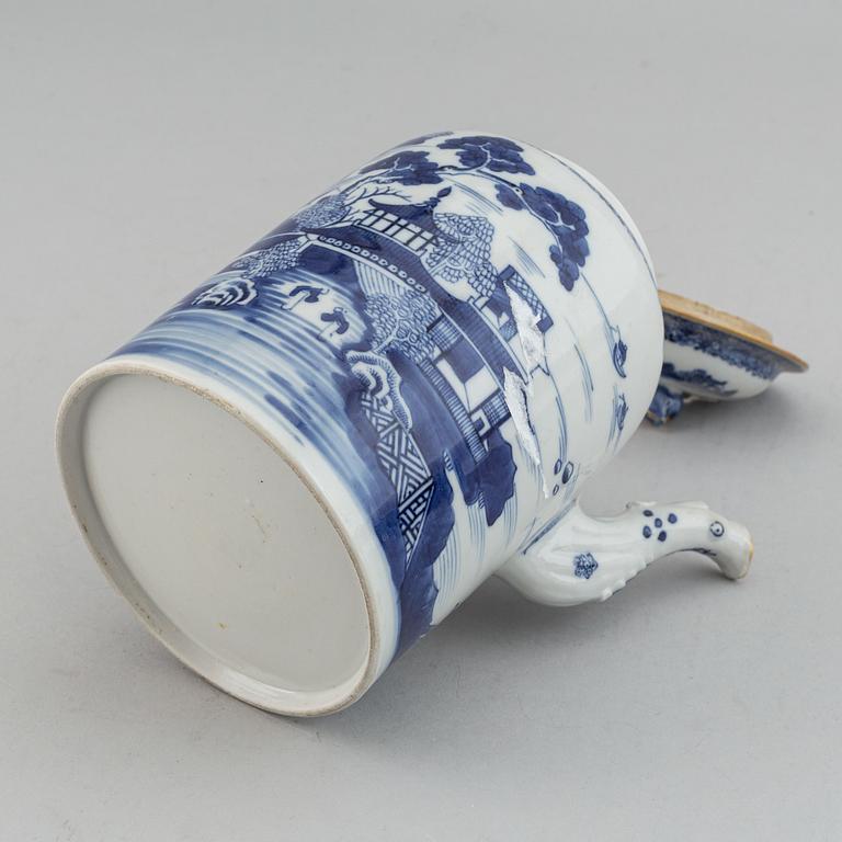 A blue and white coffee pot with cover, Qing dynasty, Qianlong (1736-95).