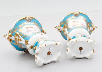 LOCKURNOR, 1 par, porslin, Sévresliknande märke, 1900-talets andra hälft.