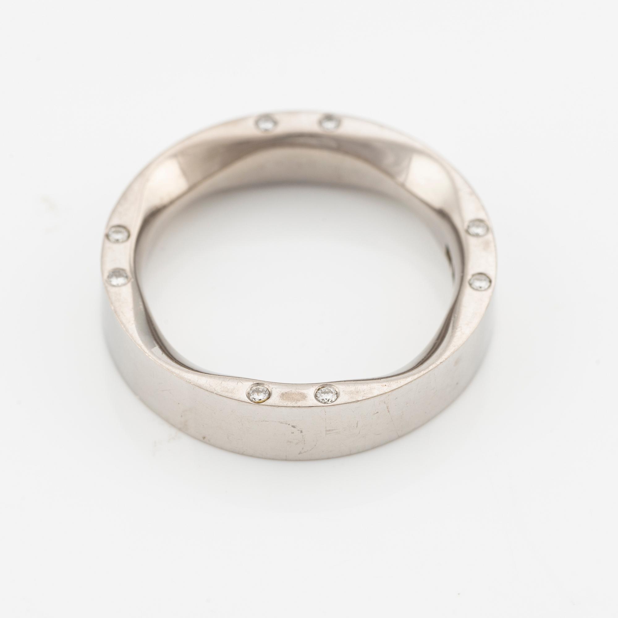 Ring 18K vitguld med runda briljantslipade diamanter.