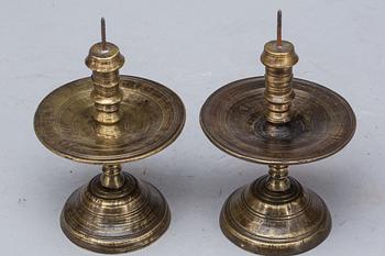 LJUSSTAKAR, ett par, mässing, Barockstil.