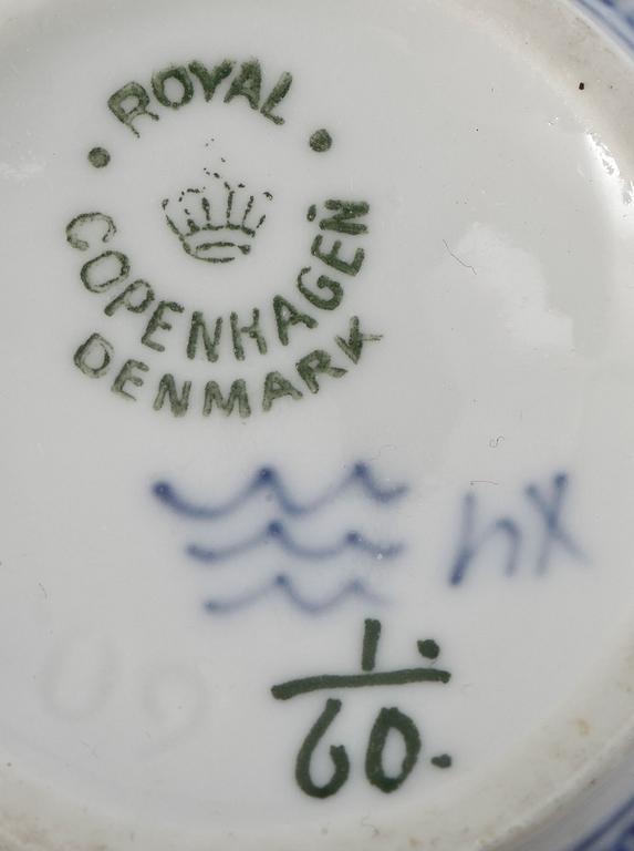 SERVISDELAR, 34 st, porslin, "Musselmalet", Royal Copenhagen. 1900-talets senare hälft.