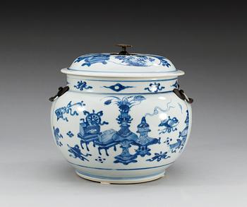 A blue and white jar with cover, Qing dynasty, Kangxi (1662-1722).