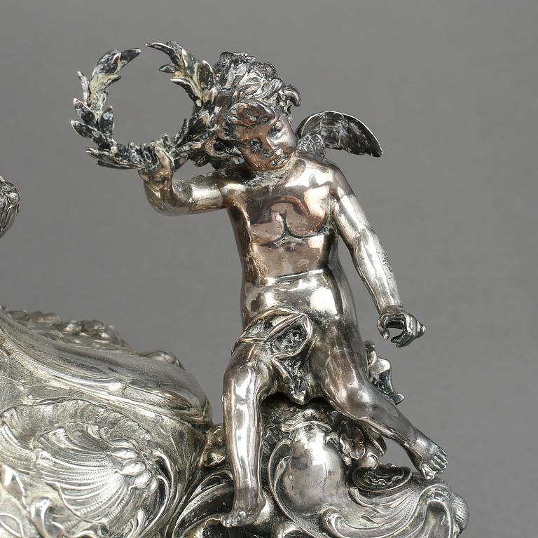 UPPSATSSKÅL, 830 silverhalt, C F Carlman, nyrokoko, Stockholm, 1891. Vikt ca 2560 g.