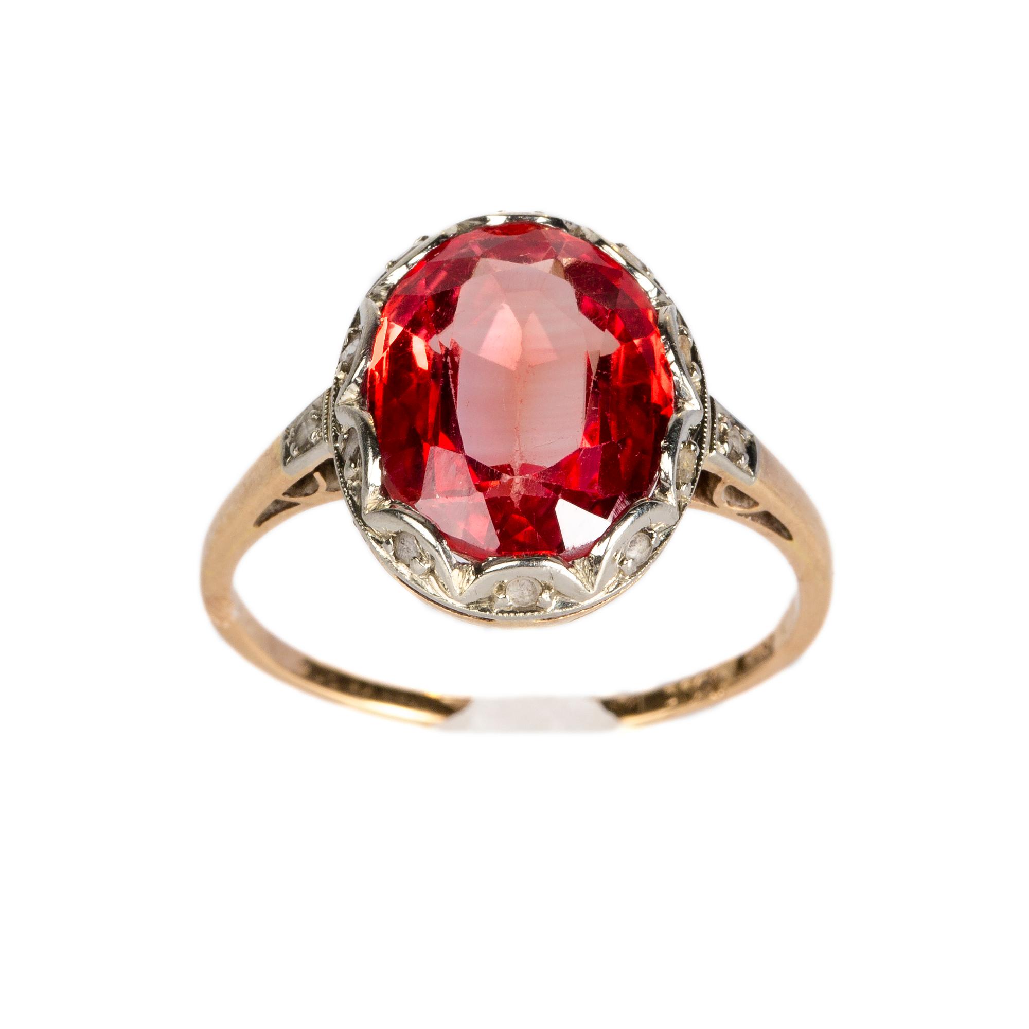 RING, 18K guld samt vitguld med syntetisk safir ca 5.00 ct. Troligtvis Harbeck Wilhelm, Stockholm, 1924.