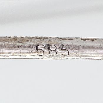 Örhängen, ett par, 14K vitguld och briljantslipade diamanter ca 0.30 ct sammanlagt. Med intyg.