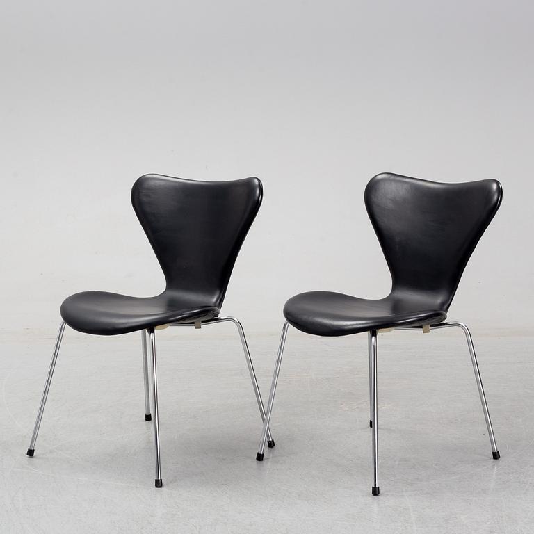 ARNE JACOBSEN, stolar, 3 st, "Sjuan", Fritz Hansen, Danmark.