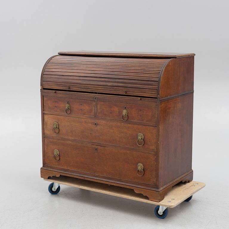 A chest of drawers, 19th Century.