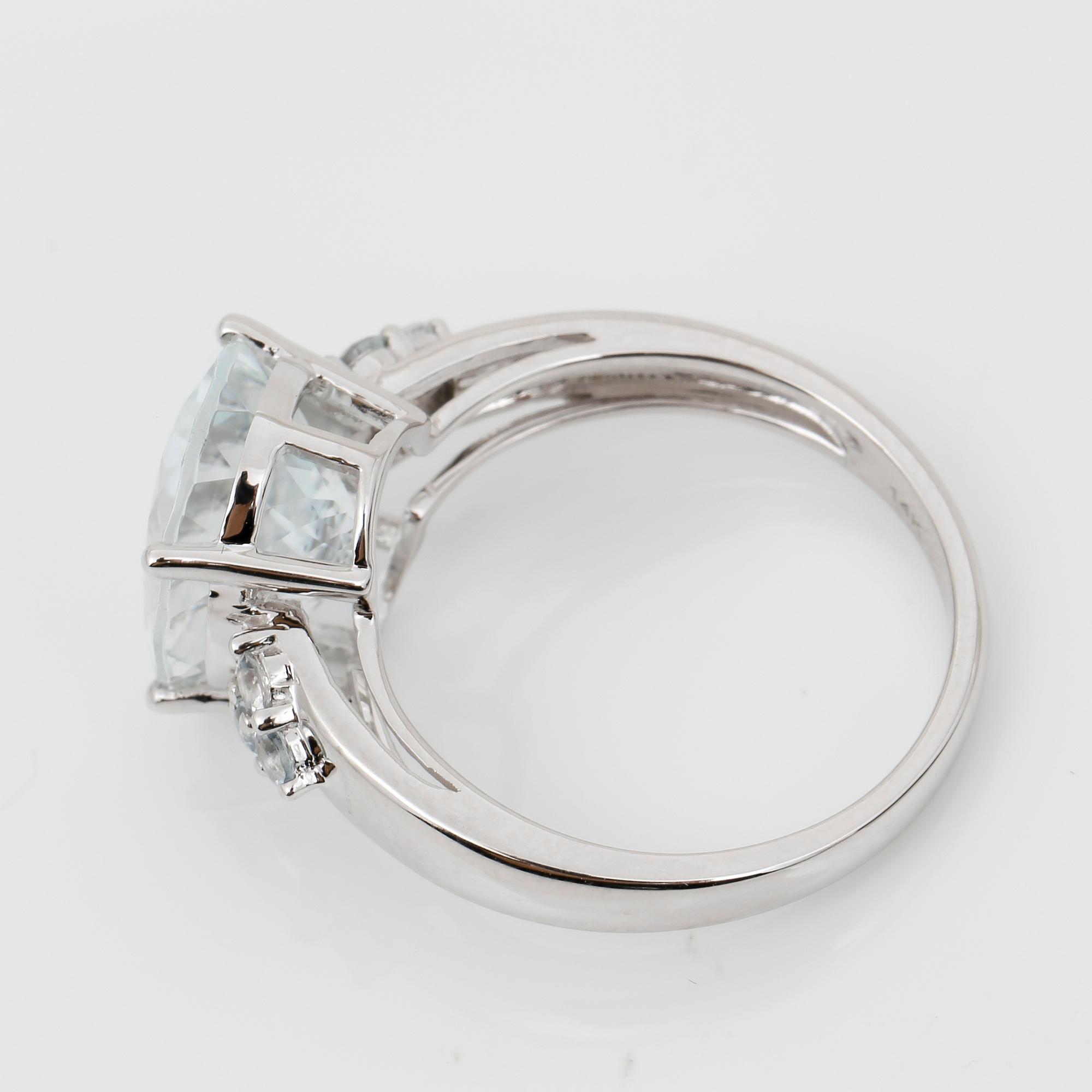 RING, 14K vitguld med ovalslipad goshenit ca 4,03 ct. Vikt ca 4,24 g.