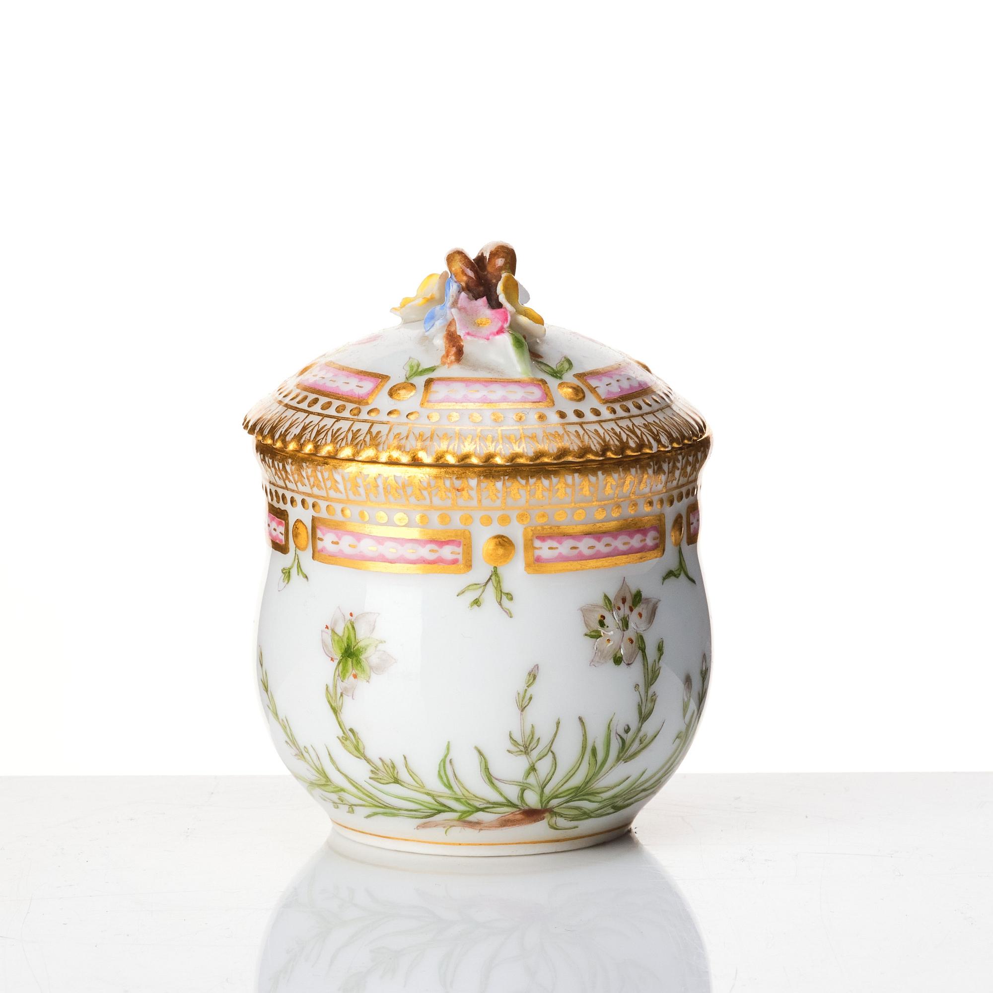 Cremekoppar med lock, nio stycken, porslin. Royal Copenhagen, "Flora Danica", Danmark, tidigt 1900-tal.