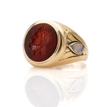Cocktail ring, 18k gold with red and moonstones.