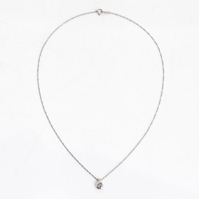 Halsband, platina, med briljantslipad diamant ca 0.10 ct.