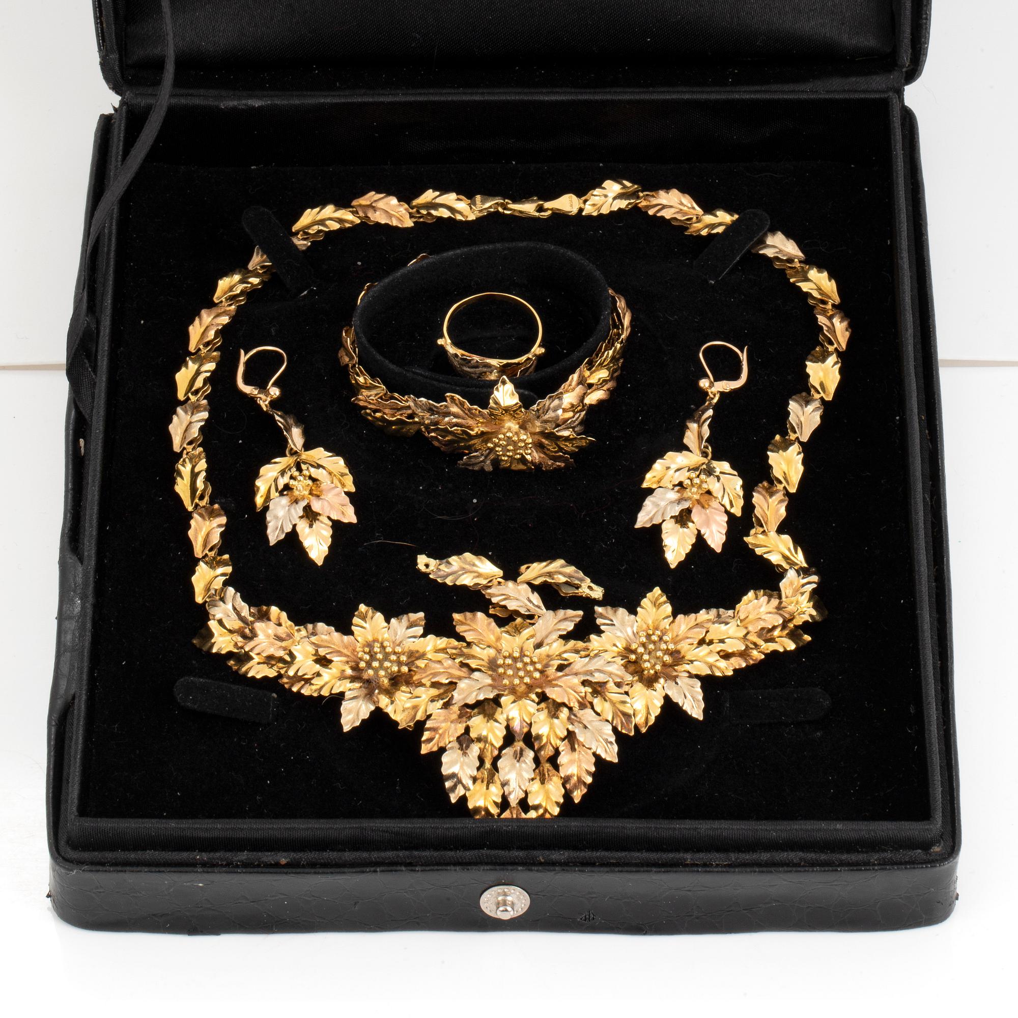 Necklace, a pair of earrings, ring, bracelet, 18K gold in three colours.