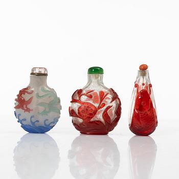 Snusflaskor, tre stycken, pekingglas, sen Qingdynasti /omkring 1900.
