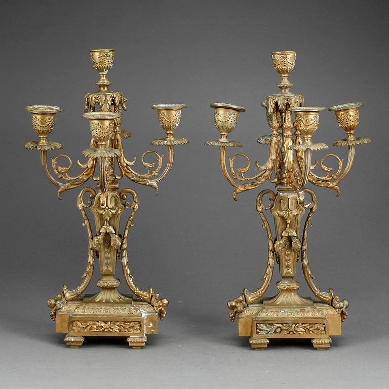 KANDELABRAR, ett par, gulmetall, Louis XVI-stil, sent 1800-tal.