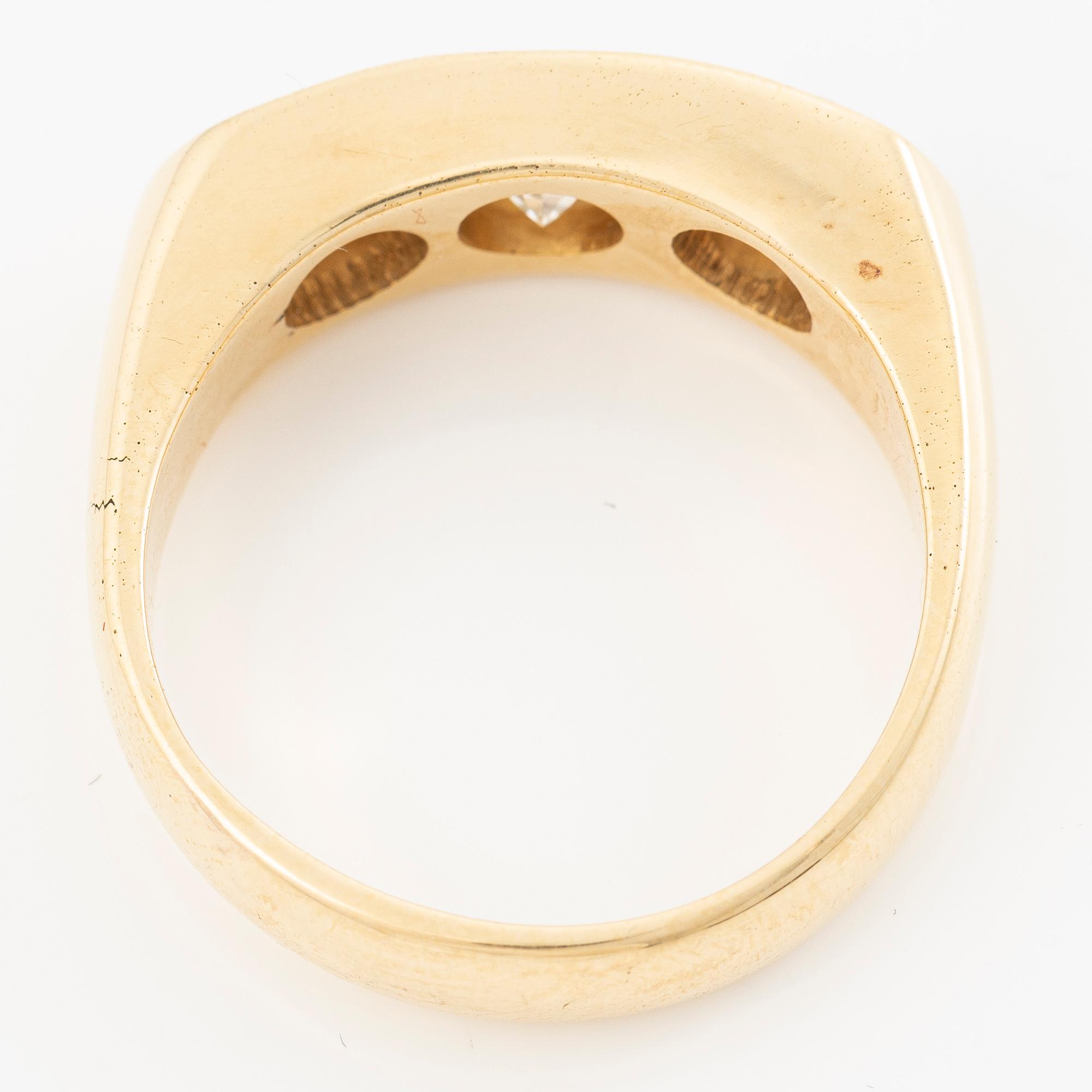 Ring in 18K gold with three brilliant-cut diamonds.
