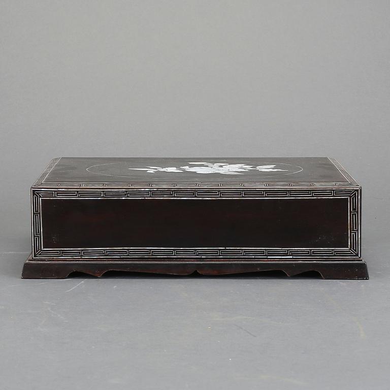 ASK MED LOCK, sannolikt Kina, omkring 1900-talets första kvartal. Trä och pärlemor.