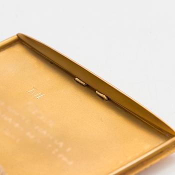 A cigarette case, 18K gold with a synthetic cabochon-cut sapphire. Import marked Wilhelm Pettersson, Turku 1961.