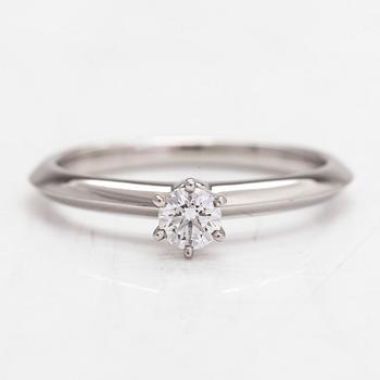 Tiffany & Co, ring, platina med en briljantslipad diamant 0.20 ct. Med certifikat.