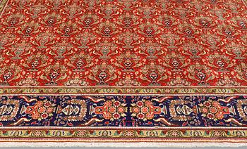 A Tabriz carpet, approx. 475 x 342 cm.