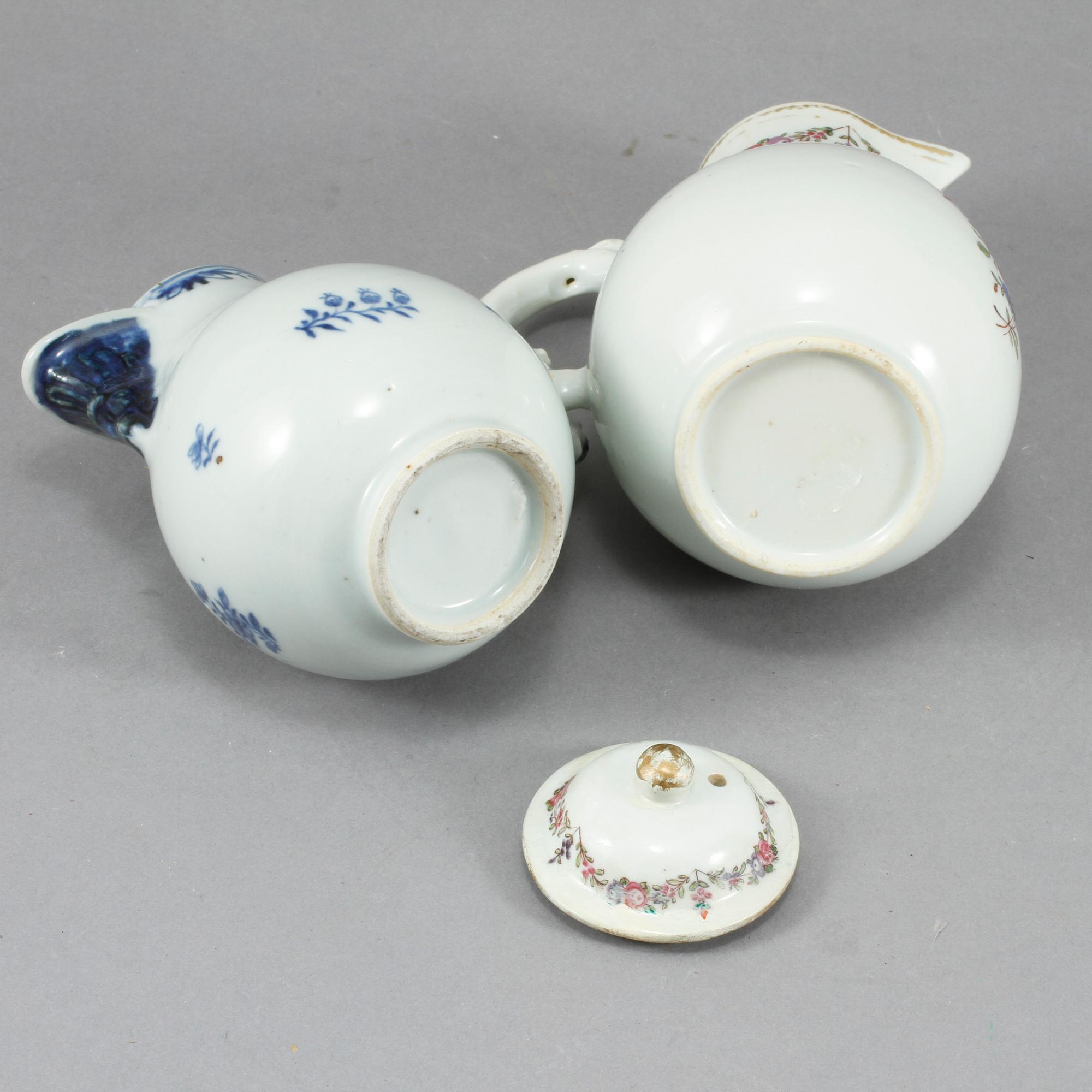 CHOKLADKANNOR, 2 st, porslin, Kina, 1700-tal.