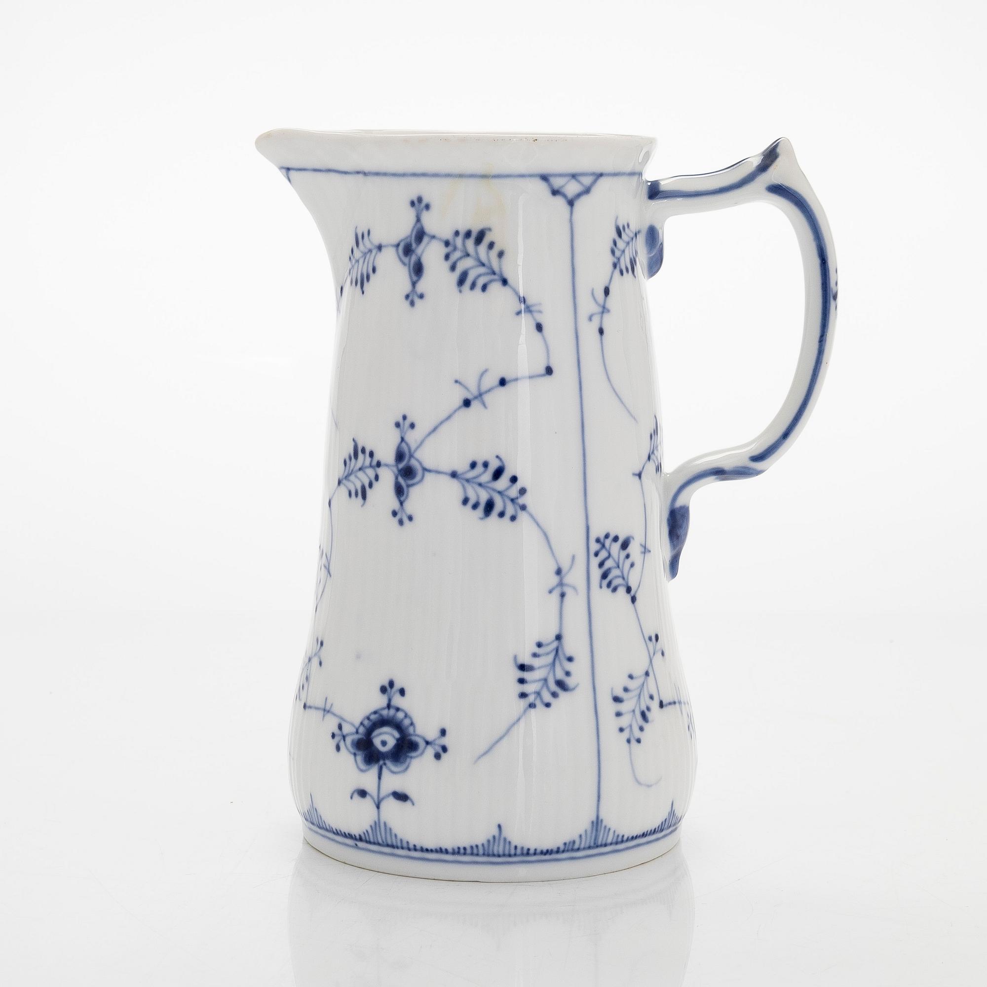 A set of six 'Musselmalet' porcelain pieces, Royal Copenhagen, Denmark.
