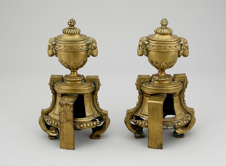 ELDHUNDAR, ett par, mässing, Louis XVI-stil, 1900-tal.
