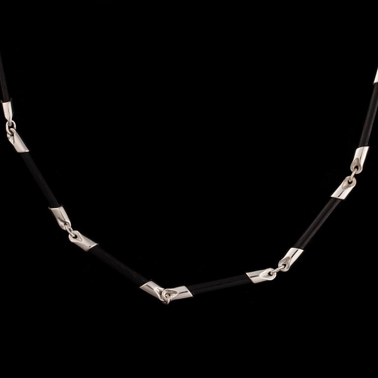 HÄNGSMYCKE, Masai, sterling silver, ebenholts, Zoltan Popovits Lapponia 1997. Vikt 29 g.