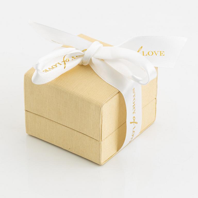 Ring in platinum with round brilliant-cut diamonds, "Story of Love" by Guldfynd.