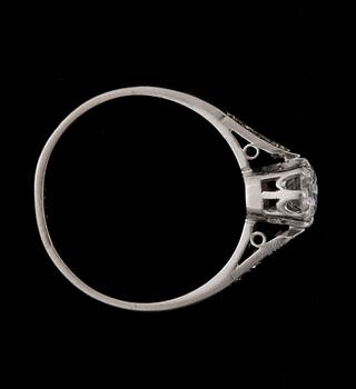 RING, platina med diamanter ca0,45ct + tot ca0,06ct. Vikt 2,8g.