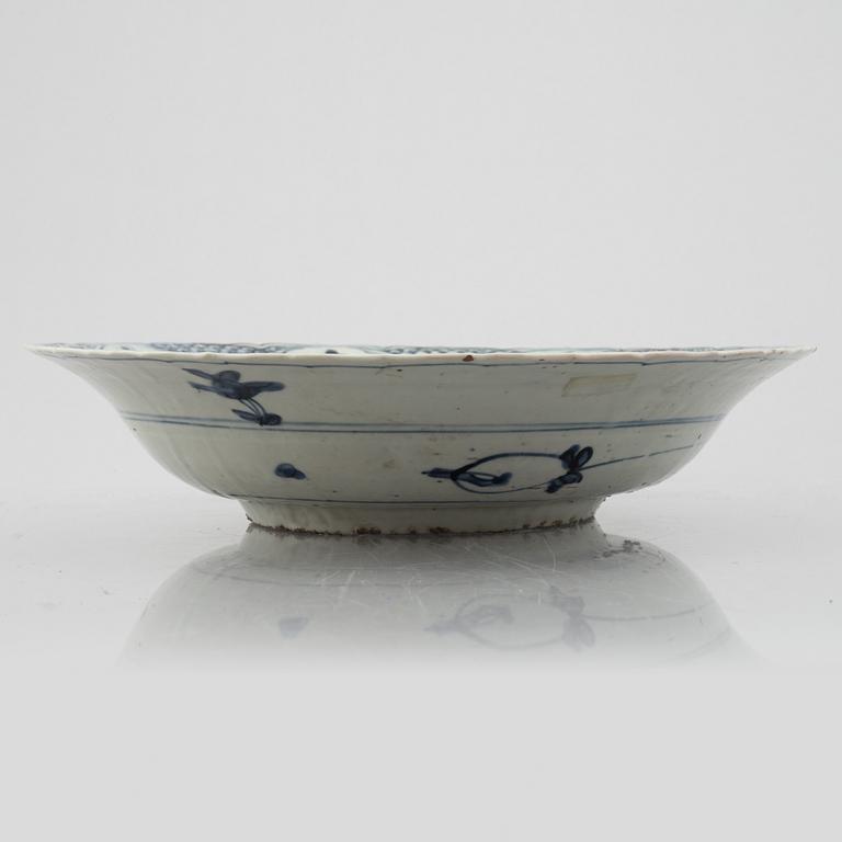 A large blue and white Swatow porcelain dish, Ming dynasty, Wanli (1572-1620).