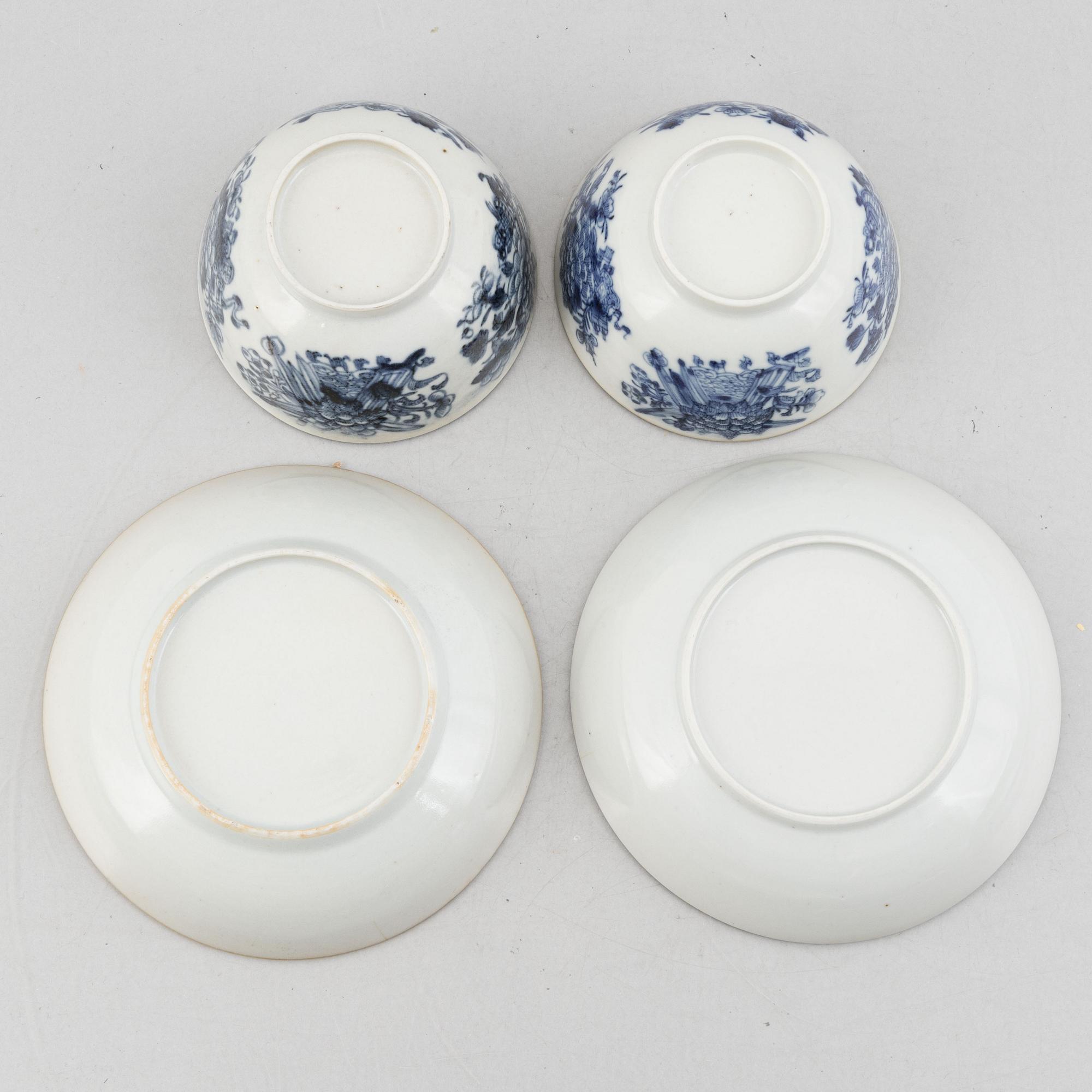 Two Chinese blue and white export porcelain cups with saucers, Qing dynasty, Jiaqing (1796-1820).