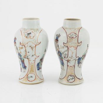 A pair of porcelain tea caddies, China, 18th century.