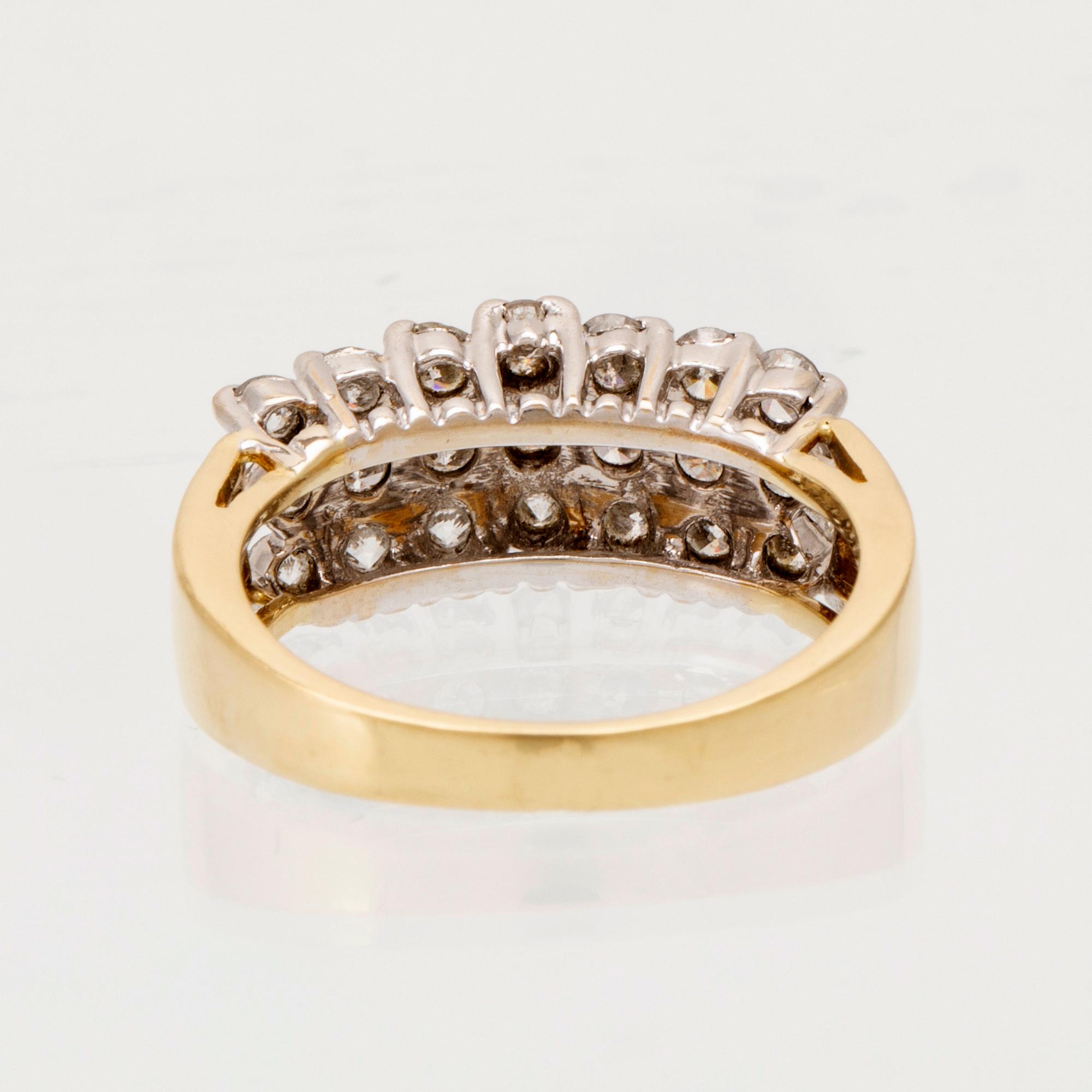 Ring 18K vitt och rött guld med runda briljantslipade diamanter.