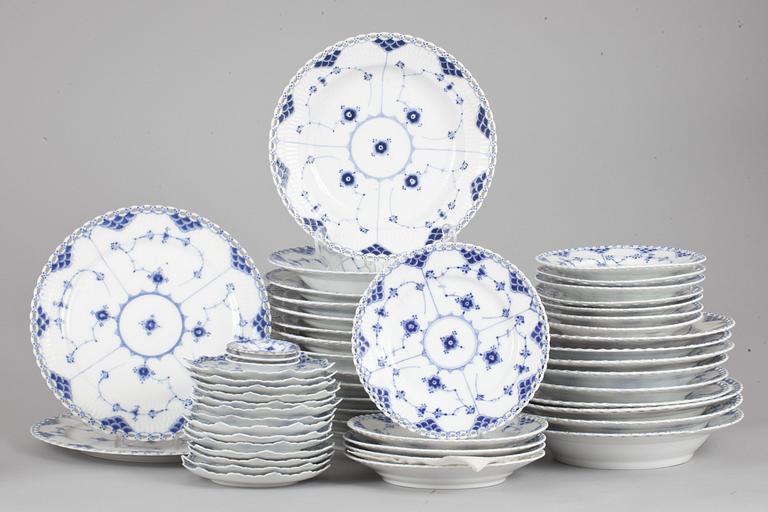 SERVISDELAR, porslin. 53+7 delar. "Musselmalet" Royal Copenhagen och Bing & Gröndahl, 1900-tal.