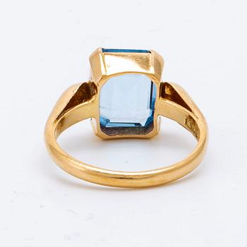 Bangle (opens with a hinge) and ring, 18K gold and spinels (most probably synthetic), total weight 20,5 g.