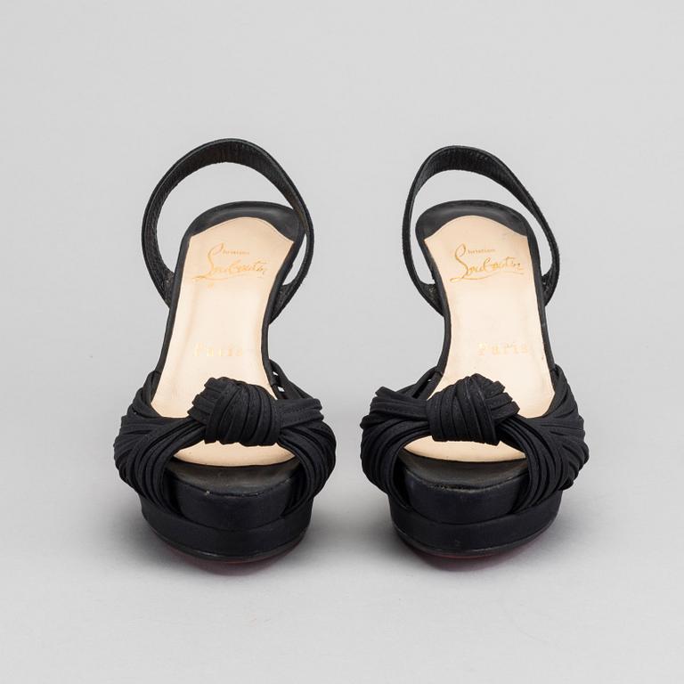 CHRISTIAN LOUBOUTIN. SKOR, ett par. Storlek 35,5.