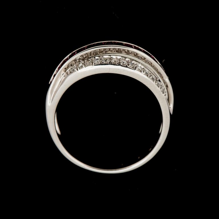 RING, 14 k vitguld med briljantslipade diamanter ca 0,13 ct samt fasettslipade rubiner. Vikt ca 3 g.
