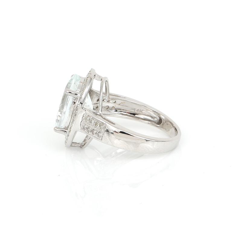 RING, 14K vitguld med ovalslipad goshenit ca 1,50 ct och små diamanter. Total vikt ca 4,83 g.