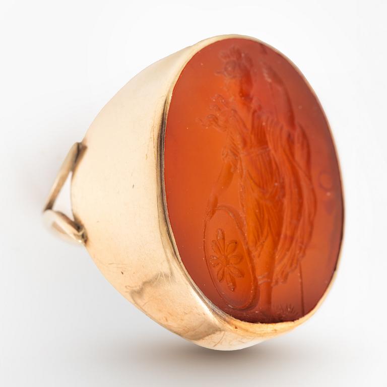Ring of low carat gold with engraved agate, intaglio.