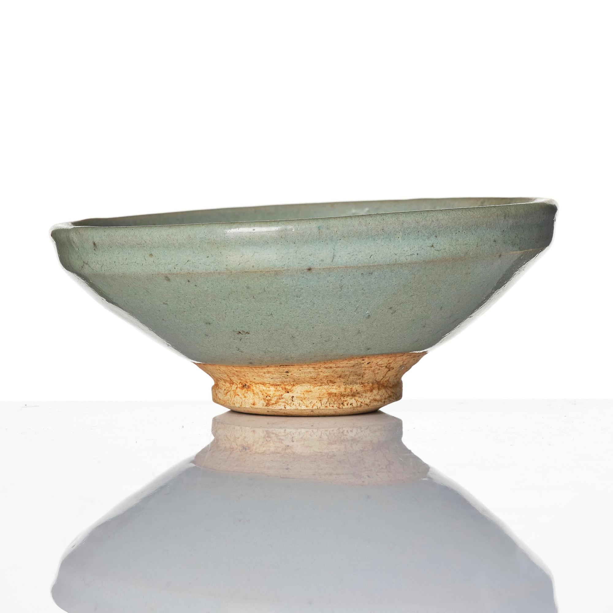 A pale green jun glazed bowl, Jin/Yuan dynasty.