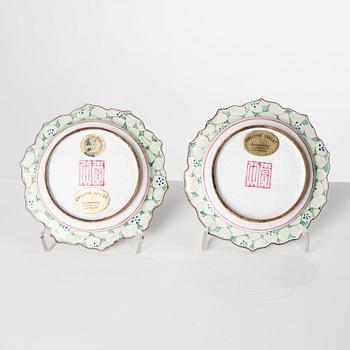Coasters, ett par, emalj på koppar. Kina, Qingdynastin, 1700-tal.