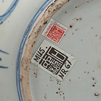 A blue and white four clawed dragon dish, Ming dynasty, Wanli (1572-1620).