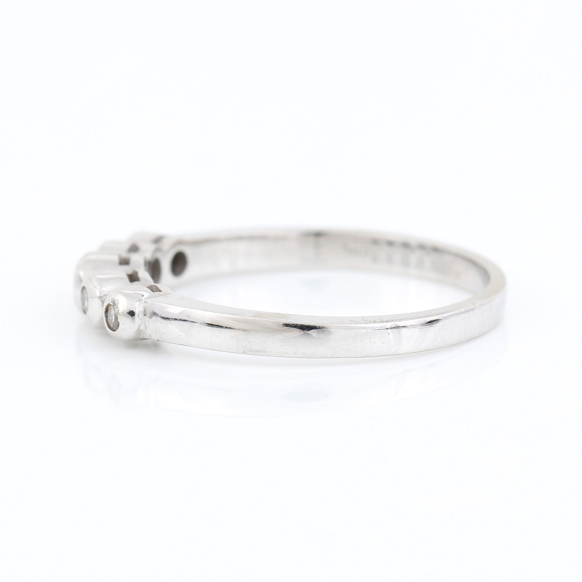 RING, 14k vitguld med briljantslipade diamanter, tot ca 0,06 ct. Vikt ca 2,6 gram.